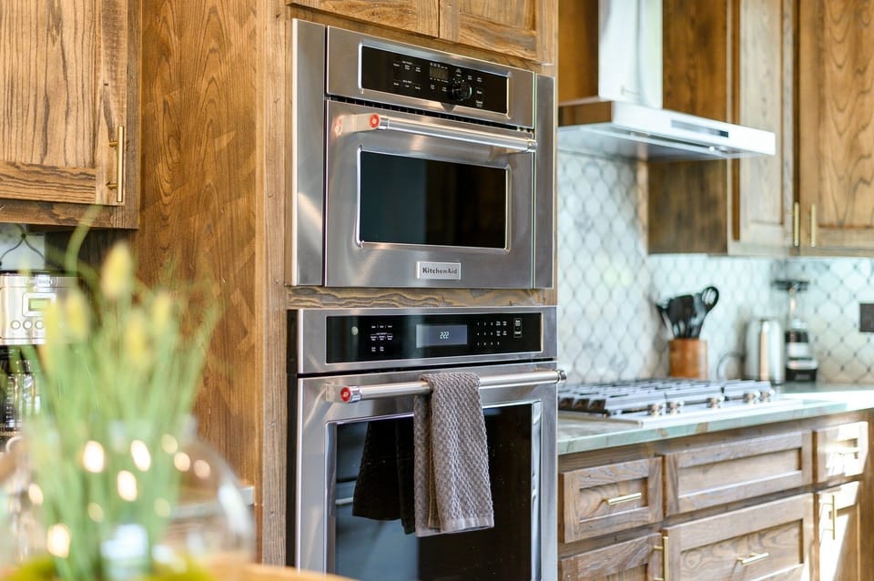 The spacious kitchen is fully equipped and perfect for whipping up delicious meals together! Enjoy plenty of counter space and modern appliances, making cooking a breeze! | Timberline, Broken Bow, Oklahoma | Voyax Luxury Vacation Rentals