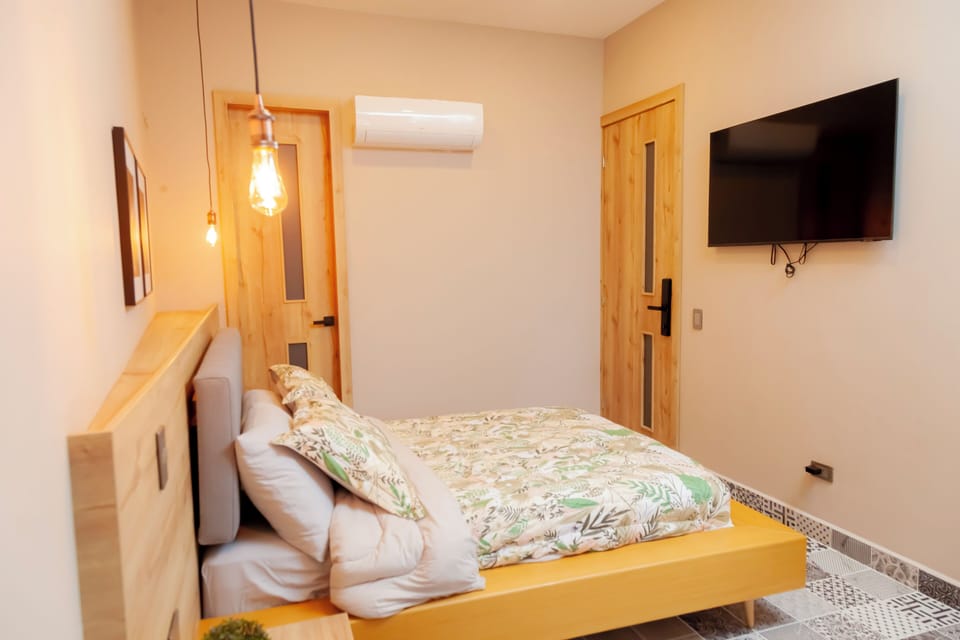 In-room safe, WiFi (free)