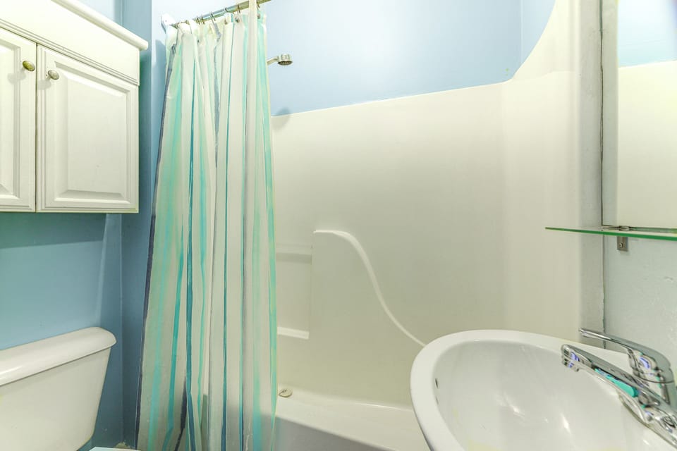 Full Bathroom | Towels Provided | Complimentary Toiletries