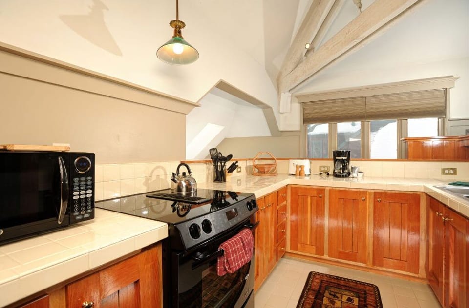 Fully equipped kitchen with modern appliances and a warm ambiance.