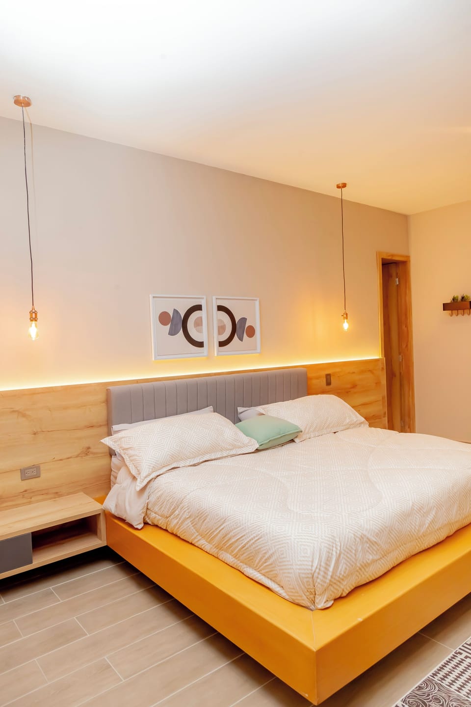In-room safe, WiFi (free)