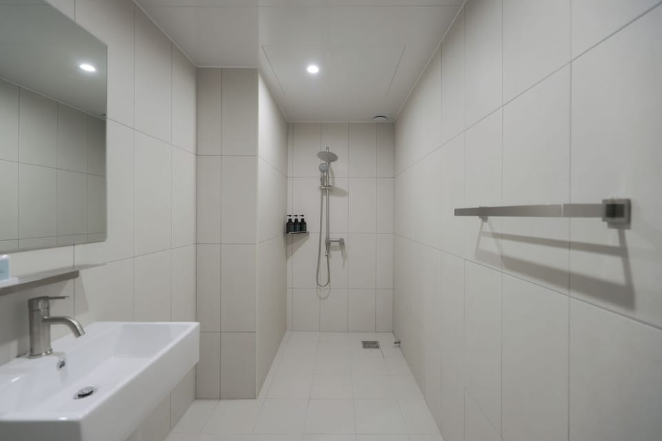 Standard Double Room | Bathroom | Hair dryer, slippers, bidet, towels