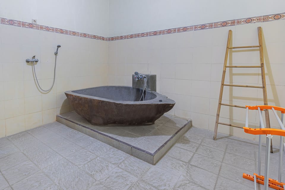 Honeymoon Villa | Bathroom | Towels, soap, shampoo, toilet paper