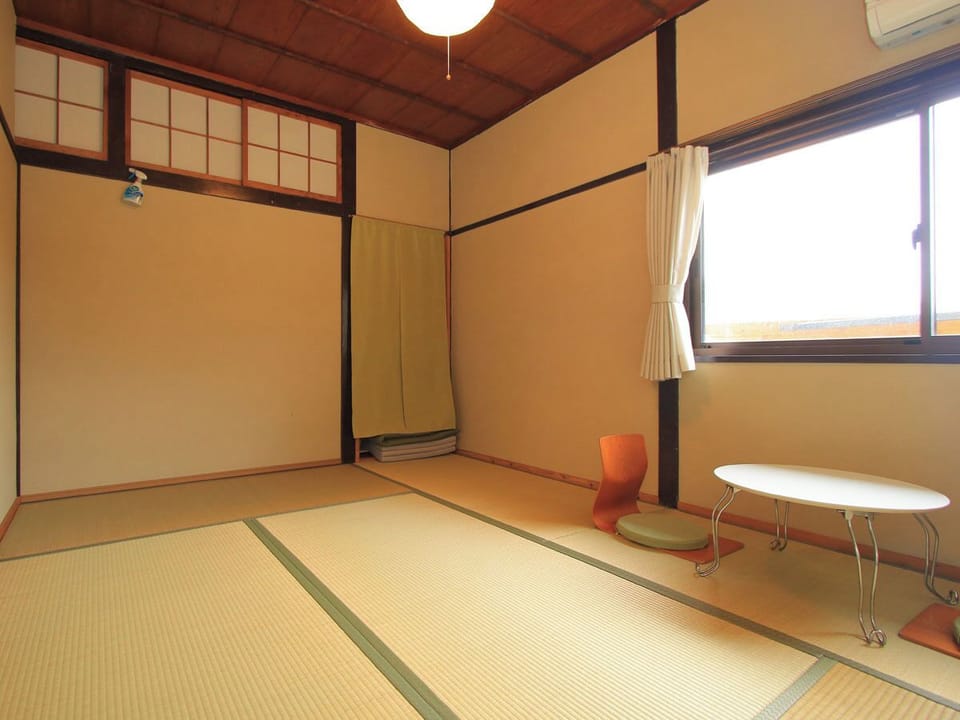 Japanese Style Room (9-10 sqm) | WiFi (free), bed sheets