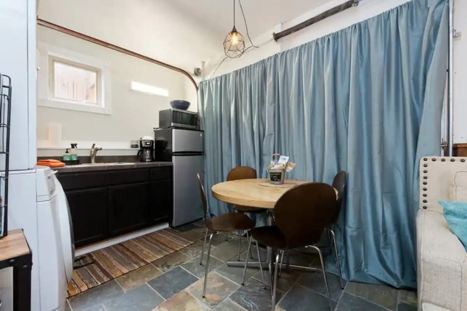 #StayInMyDistrict Hyde Park King Studio Suite! Comfortable furnishings & amenities make this private studio the perfect Home Suite HOME #StayinMyDistrict #bookdirect