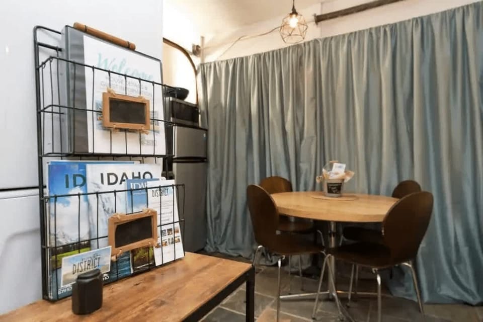 #StayInMyDistrict Hyde Park King Studio Suite! Comfortable furnishings & amenities make this private studio the perfect Home Suite HOME #StayinMyDistrict #bookdirect