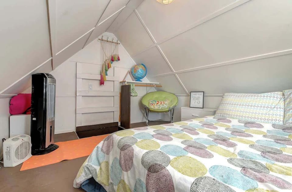 #StayinMyDistrict Historical Hyde Park Bungalow, #bookdirect #stayinmydistrict