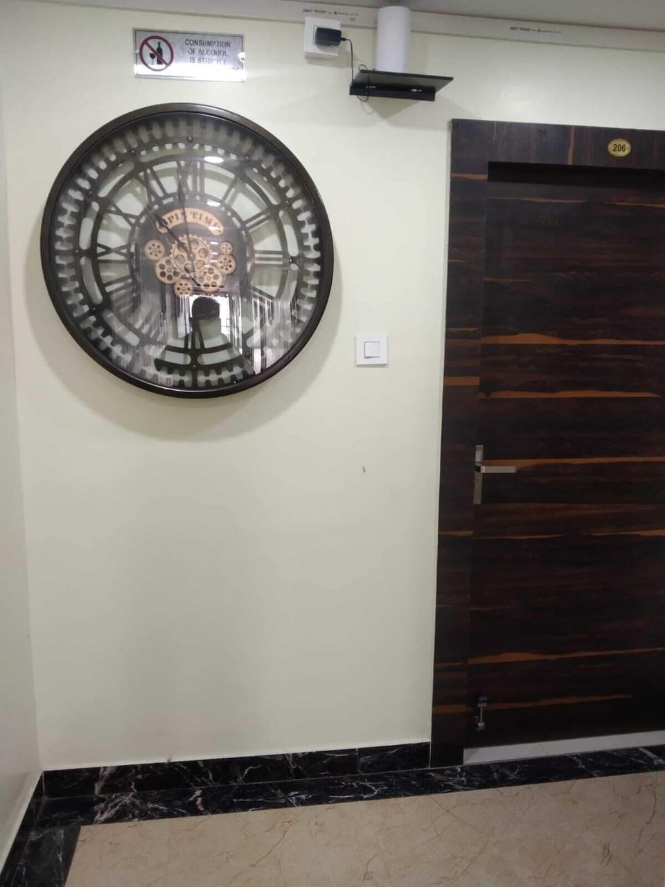 Classic Room, City View | Living area | 36-inch flat-screen TV with cable channels