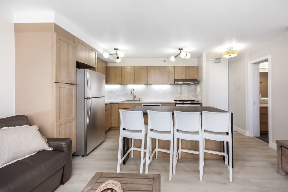 Fully-equipped kitchen which offers plenty of cabinet space, modern stainless steel appliances, and a 4-seat breakfast bar perfect for your morning coffee or evening cocktails!