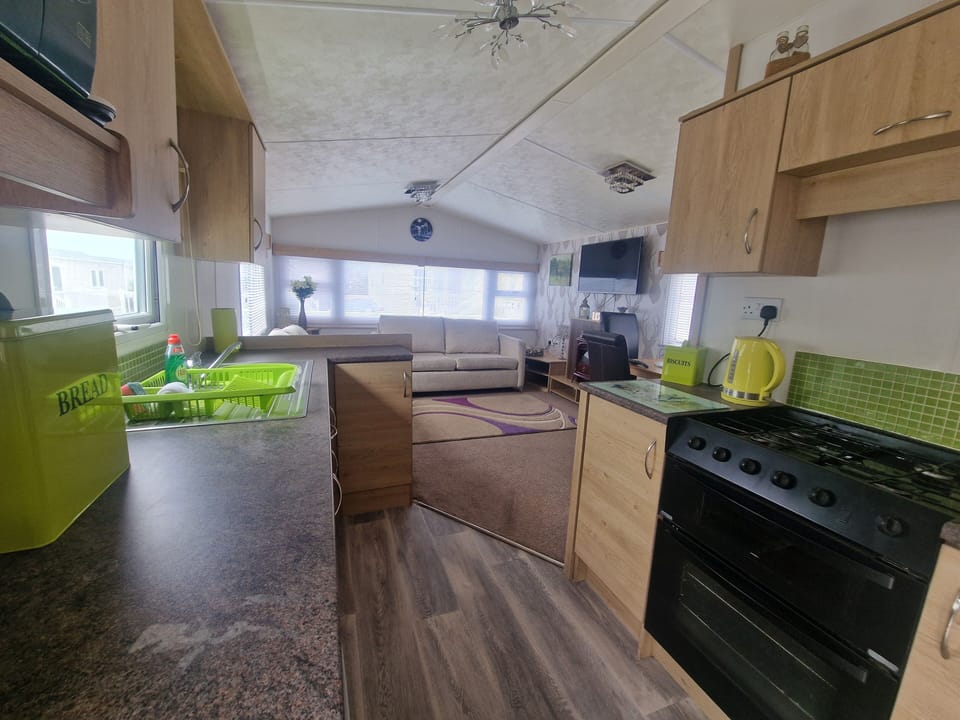 Cabin | Private kitchen | Fridge, microwave, oven, stovetop