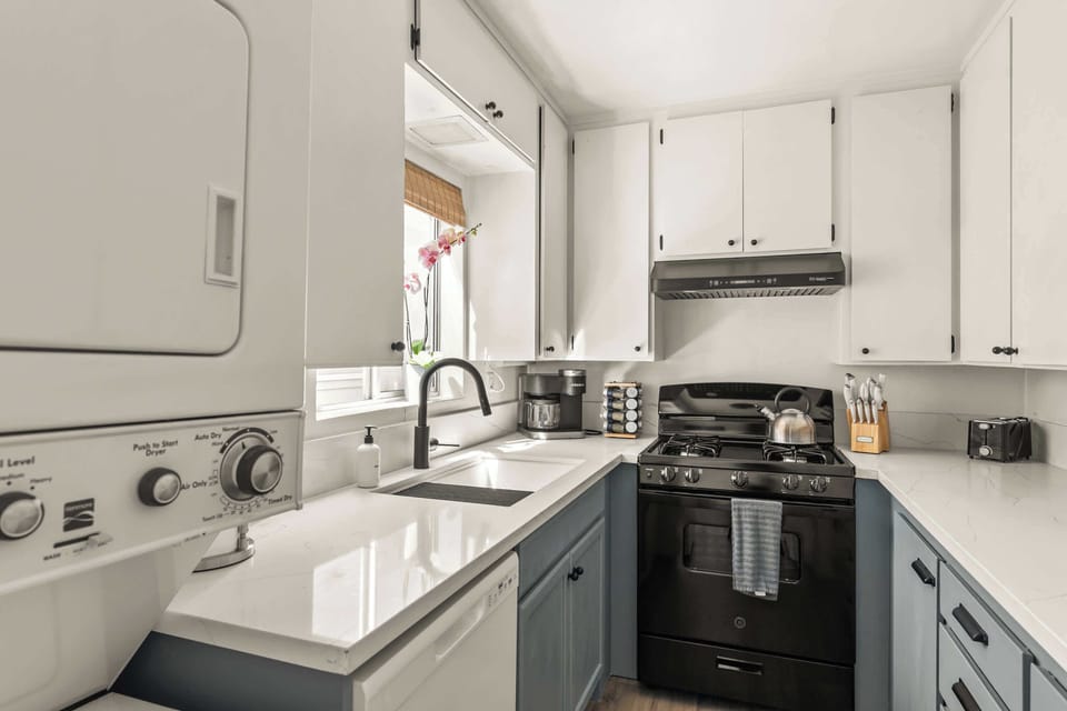 Brand New Stove and remodeled Kitchen!