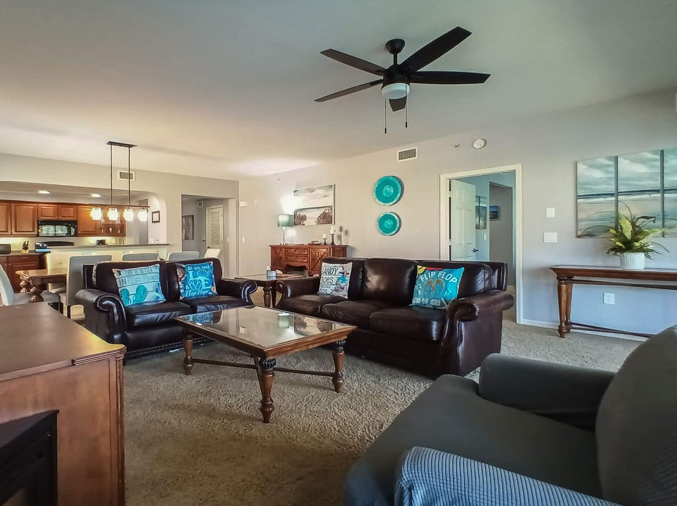 Spacious Living Room with Comfortable Seating