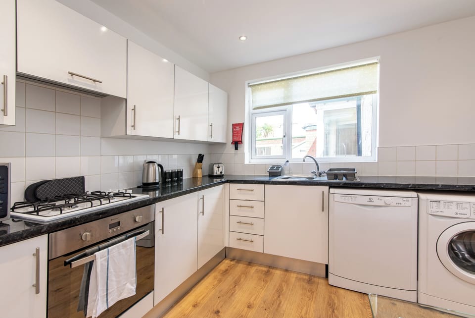House, 3 Bedrooms | Private kitchen | Fridge, microwave, oven, stovetop