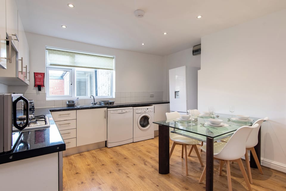 House, 3 Bedrooms | Private kitchen | Fridge, microwave, oven, stovetop