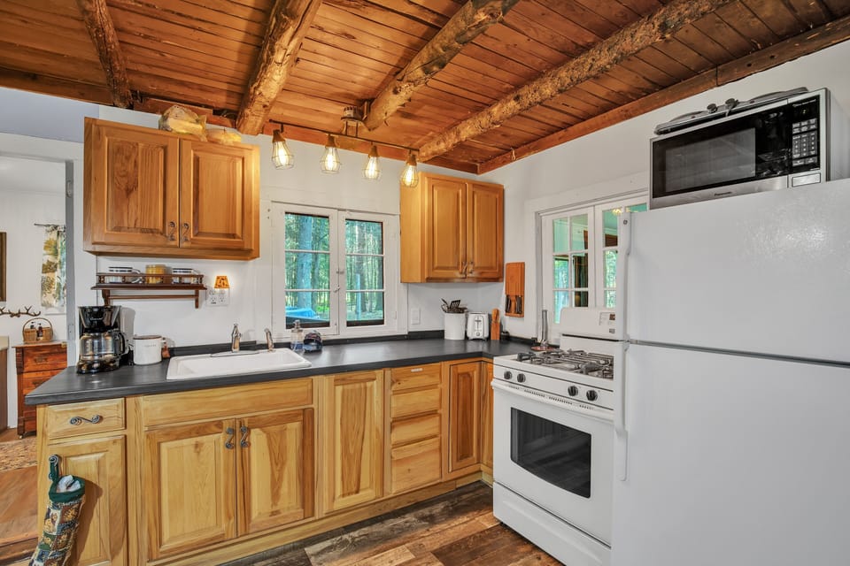 Cabin, 2 Bedrooms | Private kitchen | Coffee/tea maker, fridge, oven, toaster