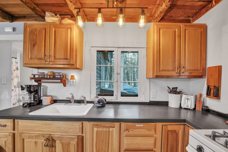 Cabin, 2 Bedrooms | Private kitchen | Coffee/tea maker, fridge, oven, toaster