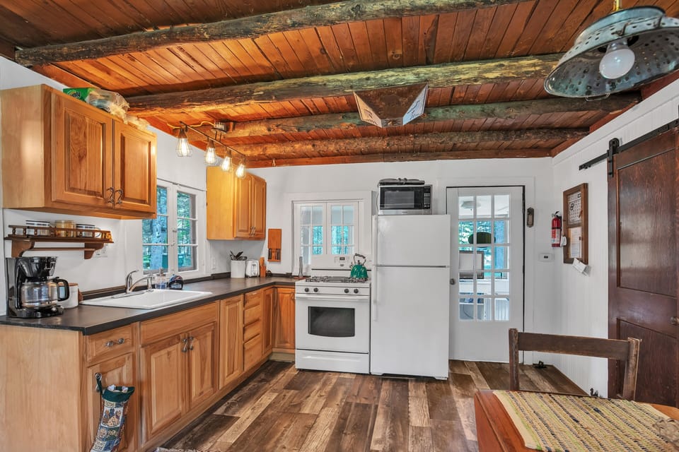 Cabin, 2 Bedrooms | Private kitchen | Coffee/tea maker, fridge, oven, toaster