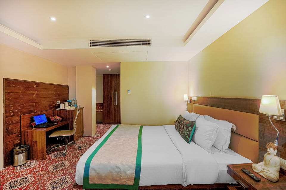 FAMILY VALLEY VIEW ROOM | Desk, laptop workspace, iron/ironing board, free WiFi