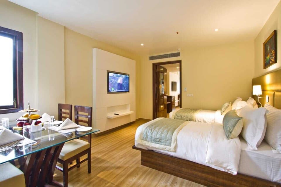 FAMILY VALLEY VIEW ROOM | Desk, laptop workspace, iron/ironing board, free WiFi