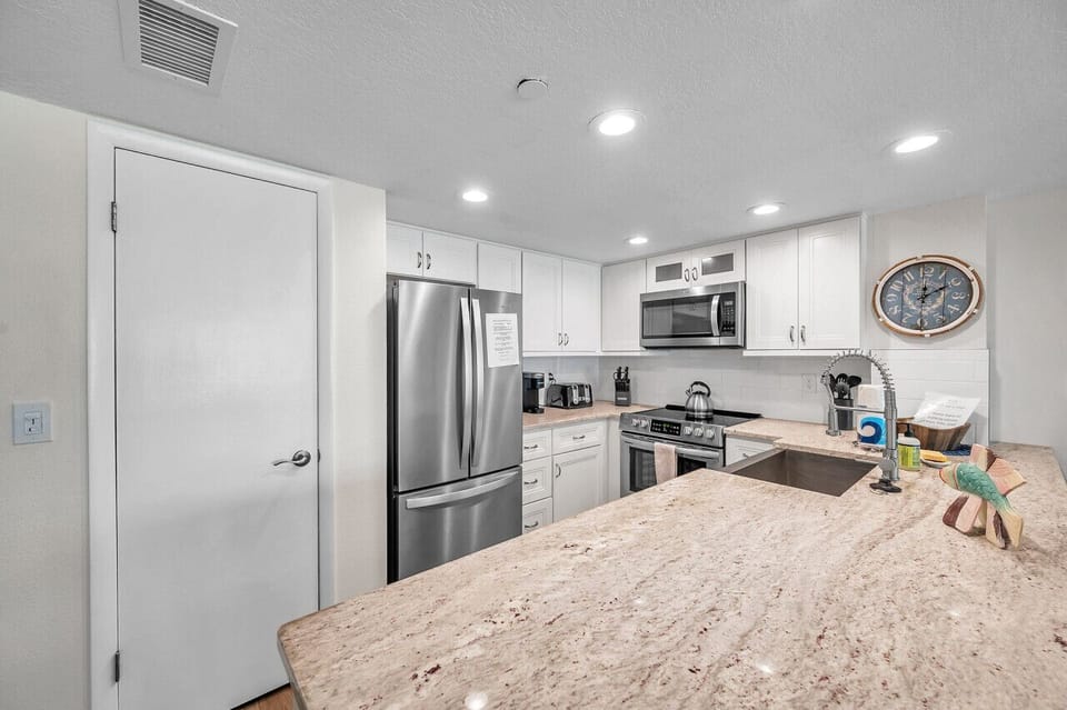Clean, well-equipped kitchen setup ideal for everyday cooking.