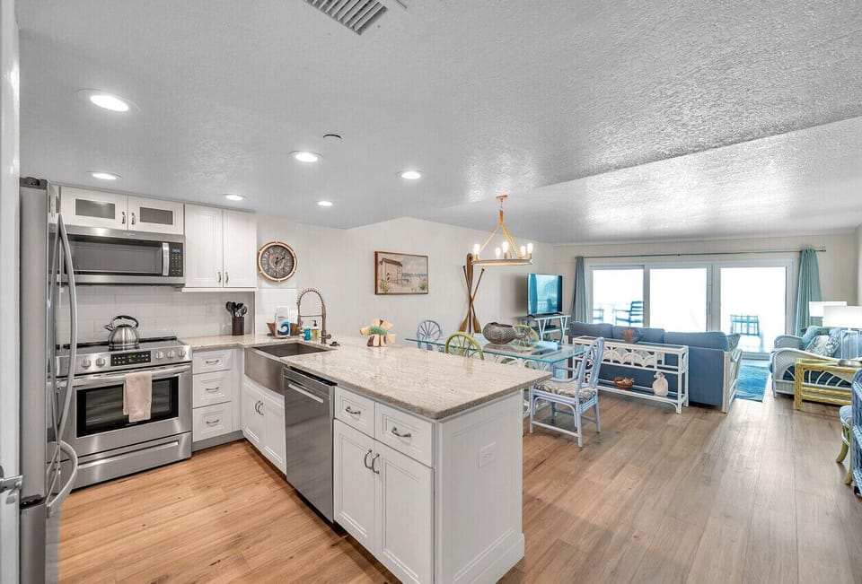Open kitchen & dining area designed for easy meals and relaxed gatherings.