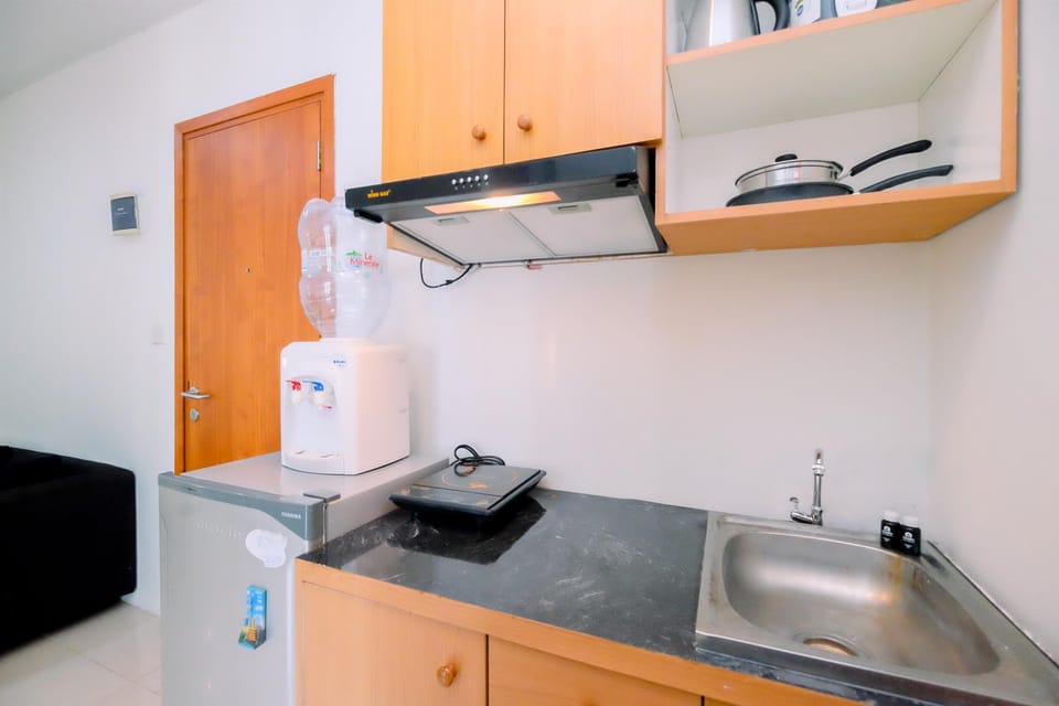 Deluxe Apartment | Private kitchen | Fridge, stovetop, rice cooker, dining tables