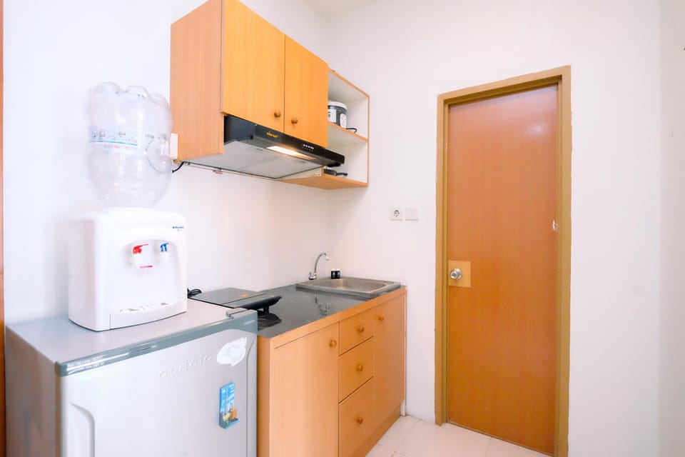 Deluxe Apartment | Private kitchen | Fridge, stovetop, rice cooker, dining tables
