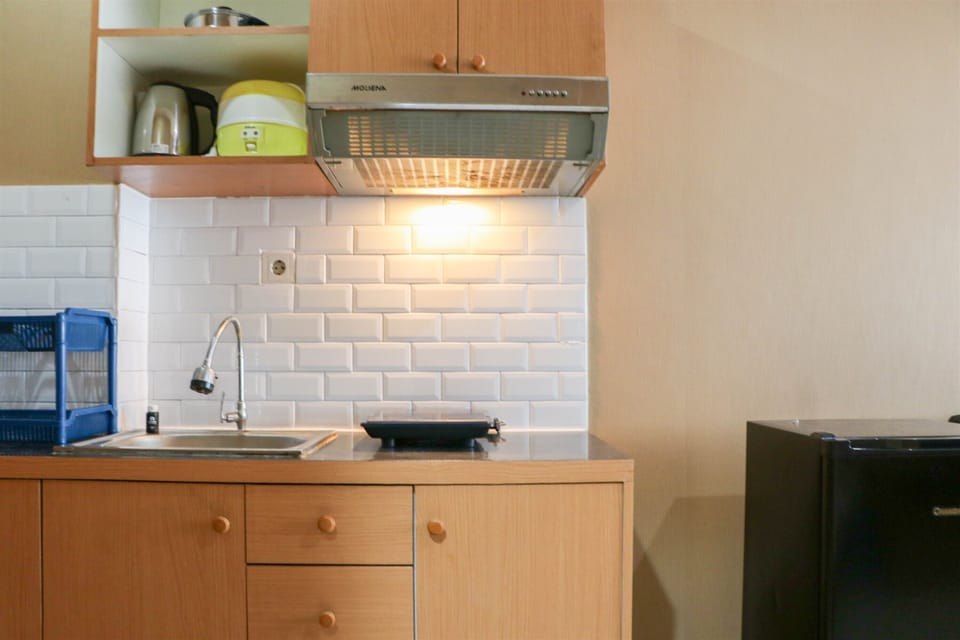 Deluxe Studio | Private kitchen | Fridge, stovetop, rice cooker, dining tables