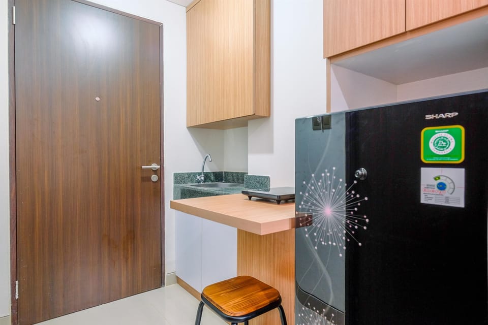 Deluxe Studio | Private kitchen | Fridge, stovetop, rice cooker, dining tables