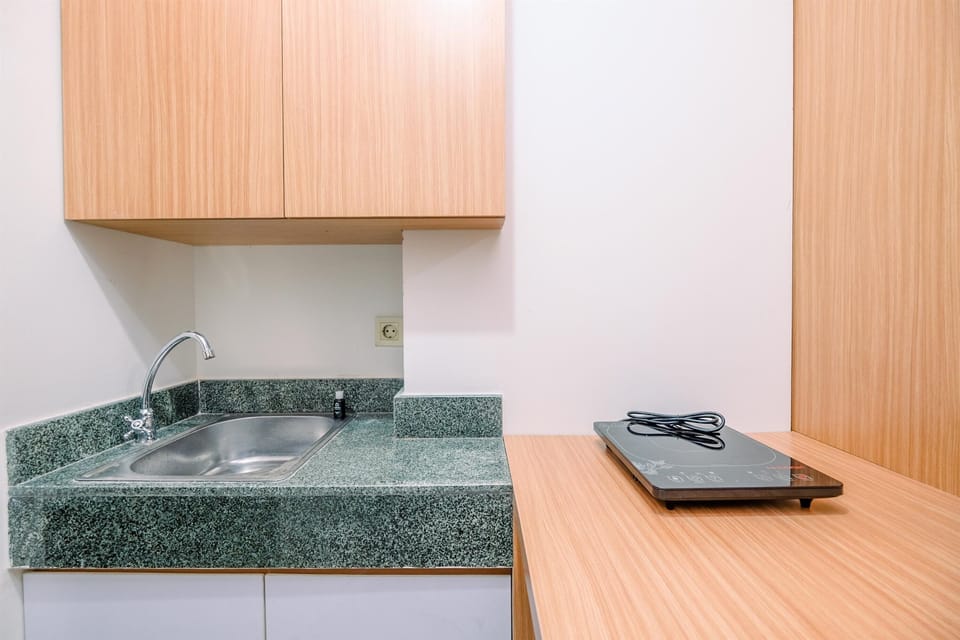 Deluxe Studio | Private kitchen | Fridge, stovetop, rice cooker, dining tables
