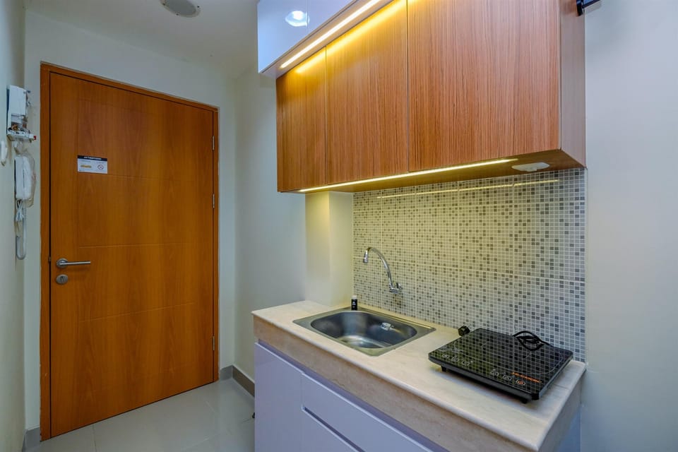 Deluxe Studio | Private kitchen | Fridge, stovetop, rice cooker, dining tables