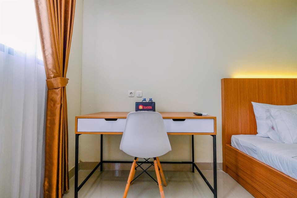 Deluxe Studio | Desk