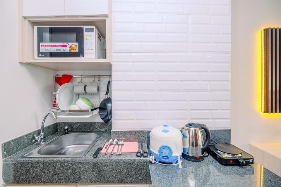 Deluxe Studio | Private kitchen | Fridge, microwave, stovetop, rice cooker