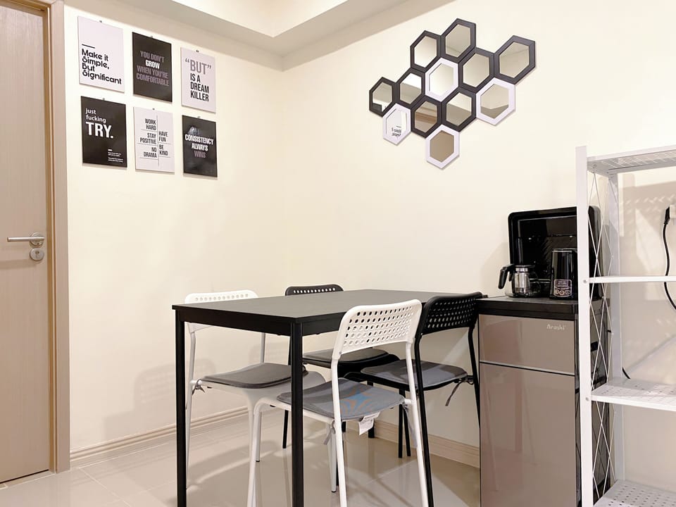 Deluxe Apartment | Dining room