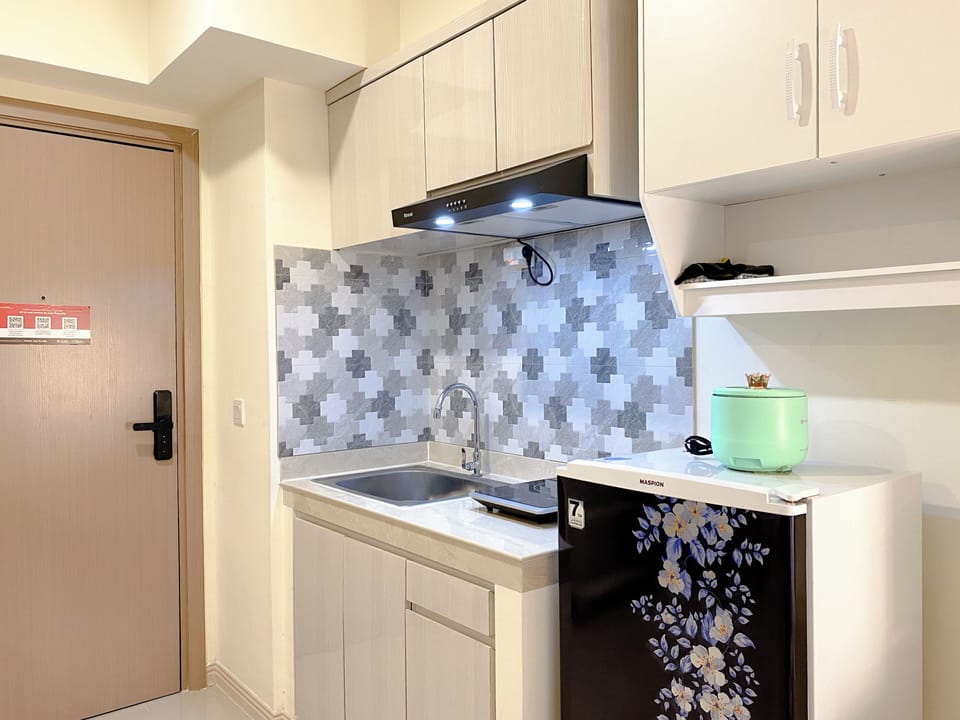 Deluxe Apartment | Private kitchen | Fridge, stovetop, rice cooker, dining tables