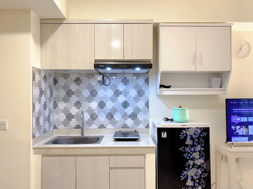 Deluxe Apartment | Private kitchen | Fridge, stovetop, rice cooker, dining tables