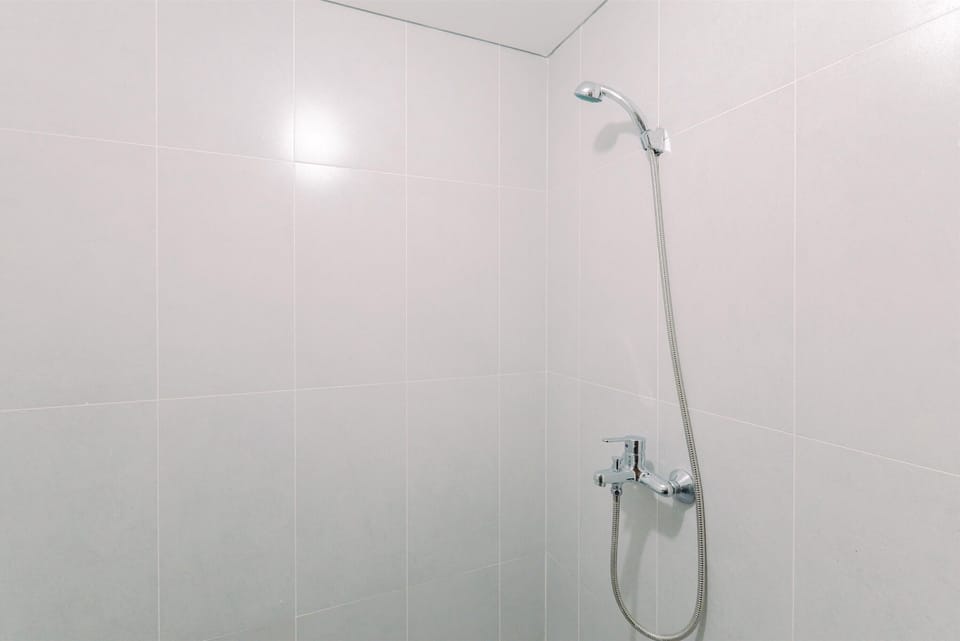 Deluxe Studio | Bathroom | Shower, free toiletries, towels