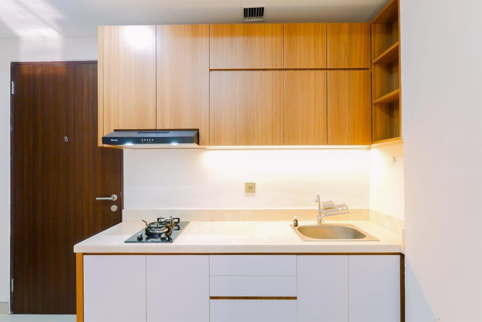 Deluxe Apartment | Private kitchen | Fridge, stovetop, rice cooker, dining tables