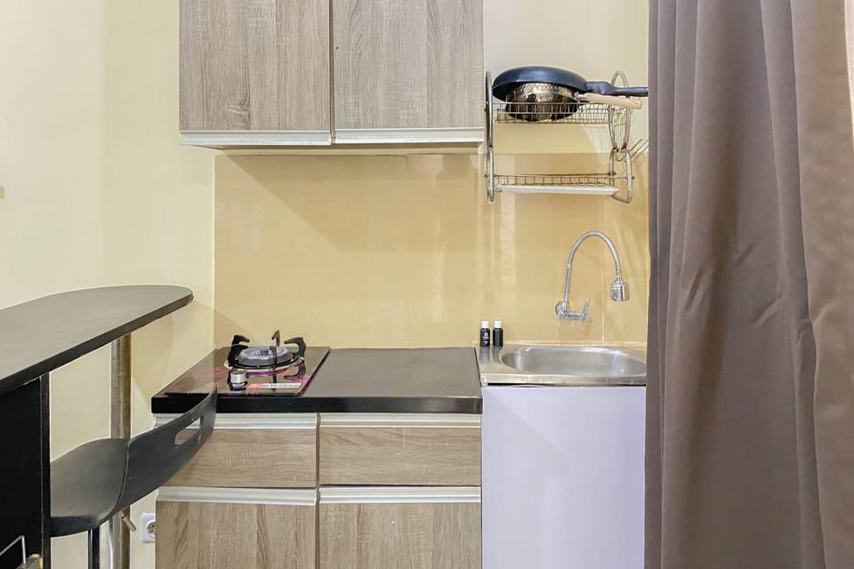 Deluxe Apartment | Private kitchen | Fridge, stovetop, rice cooker, dining tables