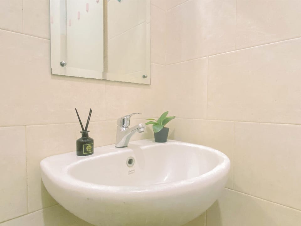 Deluxe Studio | Bathroom | Shower, free toiletries, towels