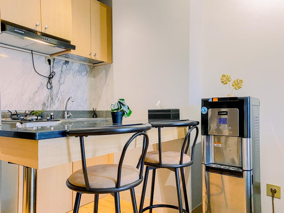 Deluxe Apartment | Private kitchen | Fridge, stovetop, rice cooker, dining tables