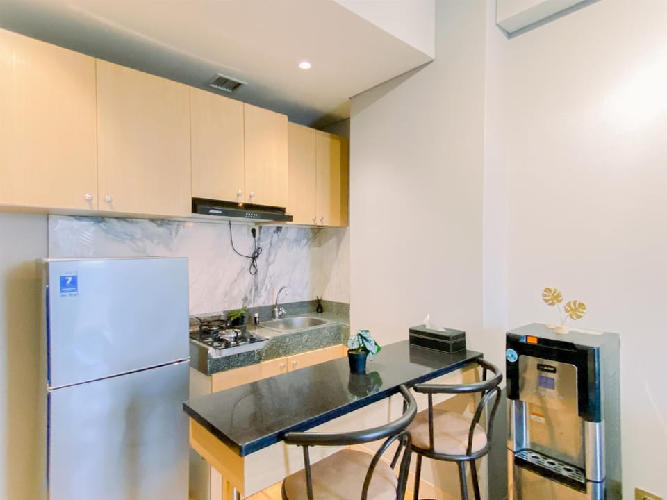 Deluxe Apartment | Private kitchen | Fridge, stovetop, rice cooker, dining tables