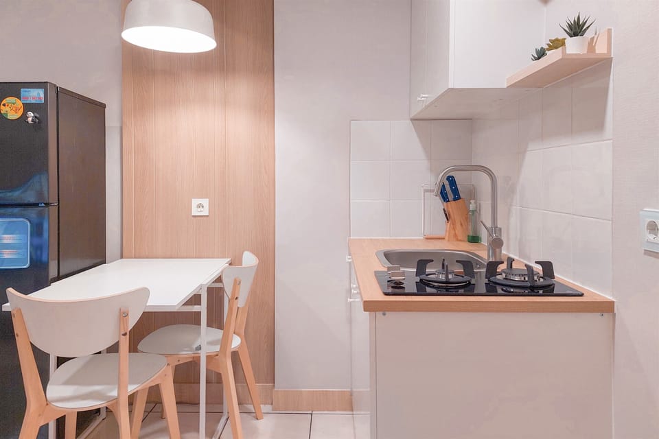 Deluxe Apartment | Private kitchen | Fridge, stovetop, rice cooker, dining tables