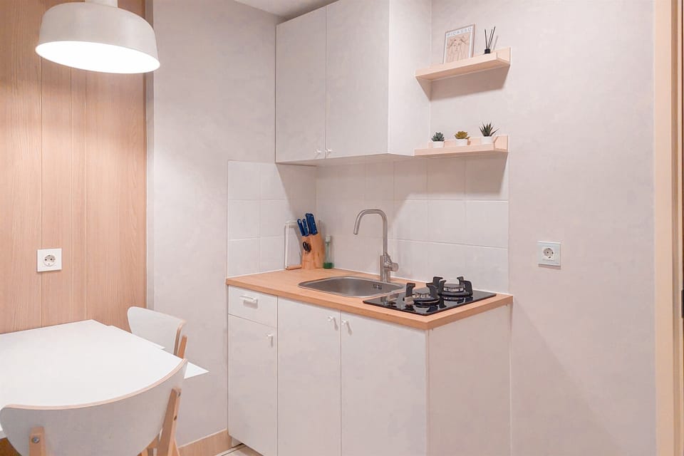 Deluxe Apartment | Private kitchen | Fridge, stovetop, rice cooker, dining tables
