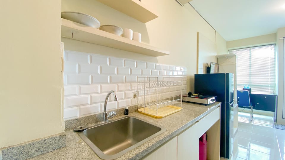 Deluxe Studio | Private kitchen | Fridge, stovetop, rice cooker