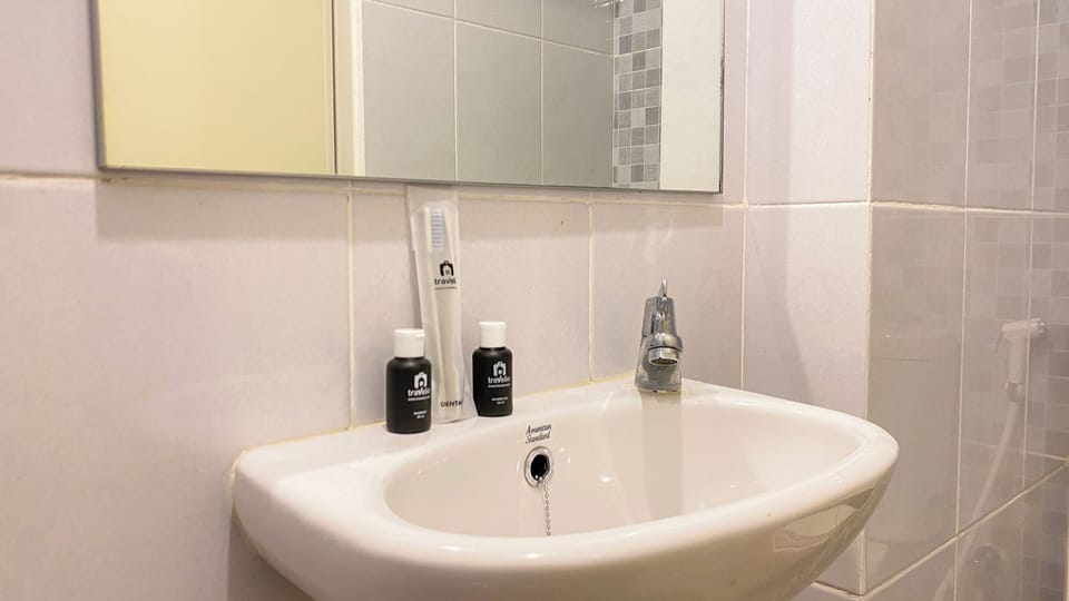 Studio | Bathroom | Shower, towels