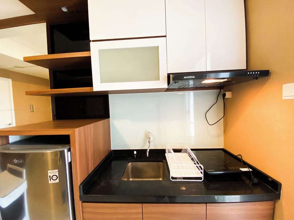 Apartment | Private kitchen | Fridge, stovetop, rice cooker, dining tables