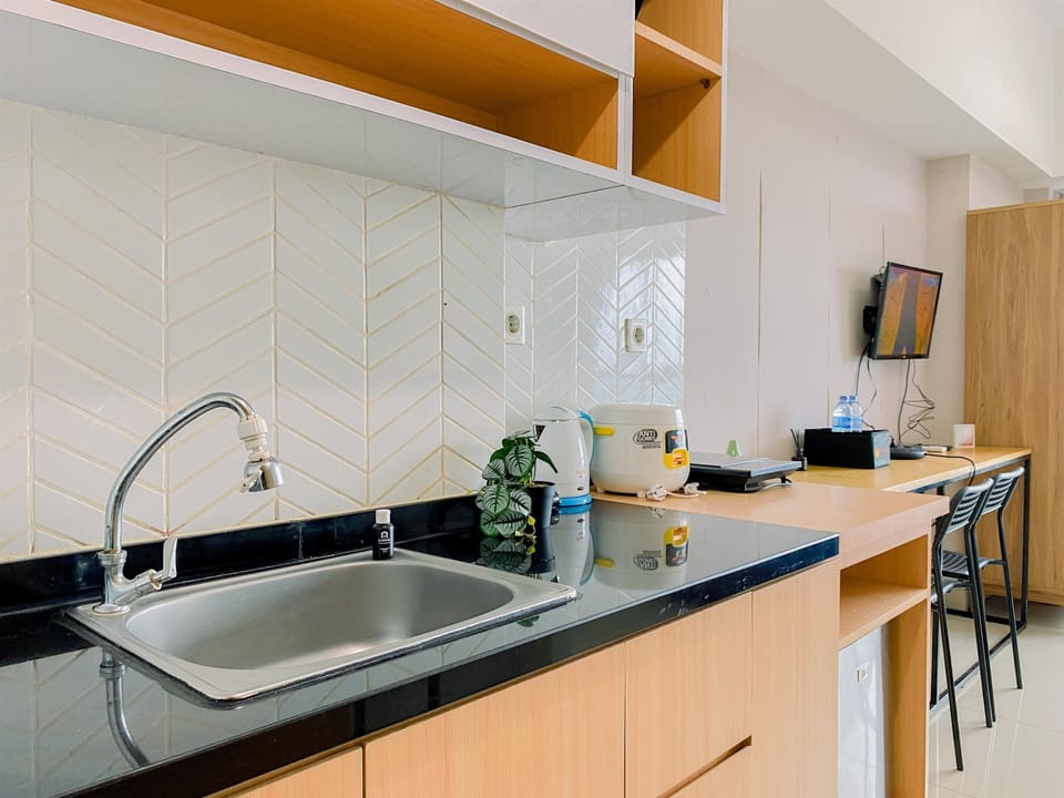 Deluxe Studio | Private kitchen | Mini-fridge, stovetop, rice cooker