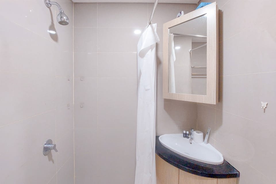 Studio | Bathroom | Shower, towels