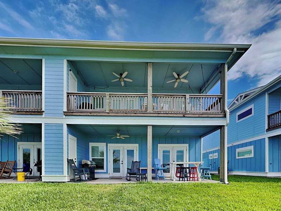 Condo (2 Bedrooms) | Front of property